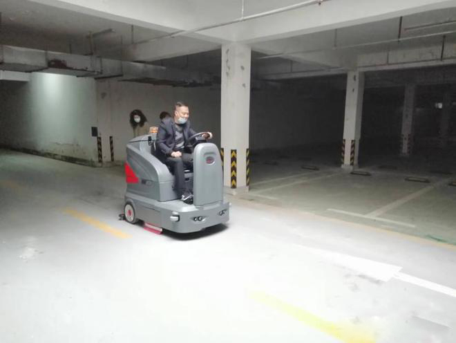 扬州小区物业保洁不用人力改用驾驶式洗地机了